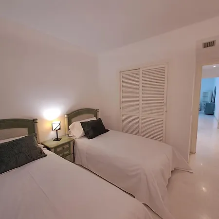 Luminous In Playas Del Duque , Puerto Banus By Holidays & Apartamento *